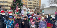 Жителей микрорайонов Лобни во дворах поздравляют Дед Мороз и Снегурочка - Regions.Ru