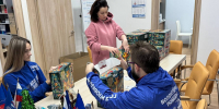 В рамках ЕДИНЫХ в Общественной приемной местного отделения партии «Единая Россия» были отсортированы новогодние подарки для обратившихся в приемную - Единая Россия Лобня
