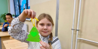 Школьники Лобни сделали себе световозвращающие брелки для безопасности на улице - Regions.Ru