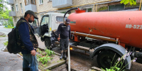 Сотрудники коммунальных служб откачивают воду во дворах жилых домов Лобни - Regions.Ru
